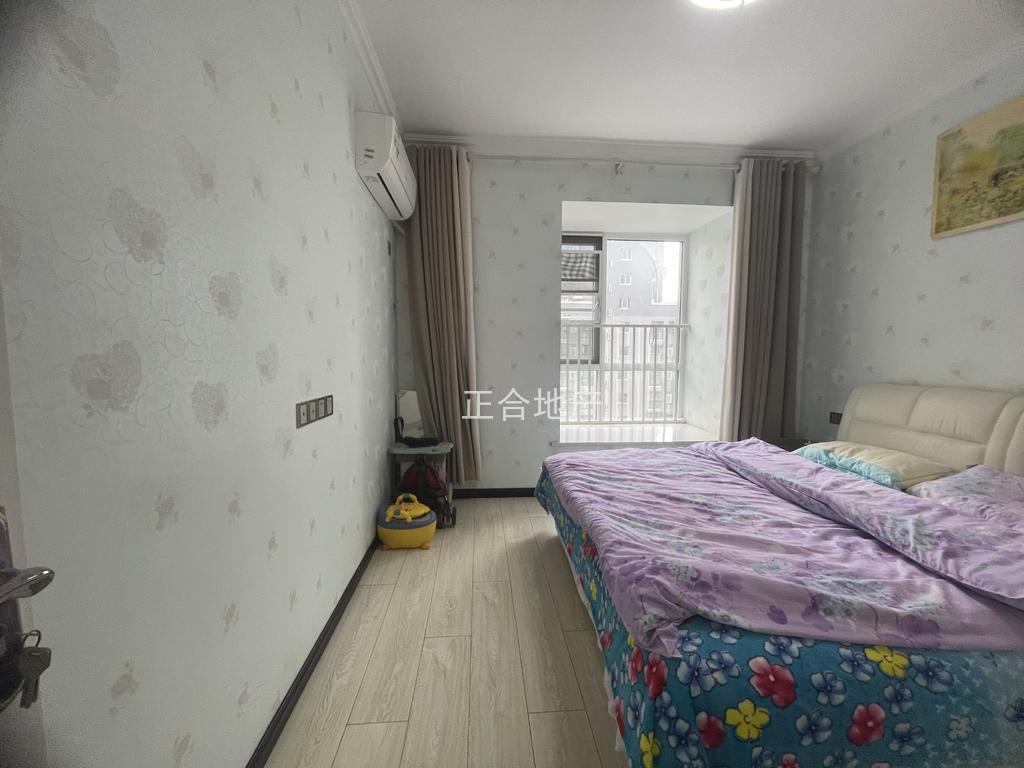 房东急卖，城南，元泰未来城A区，精装三房两卫，中间楼层，南北通透，边户证满二，