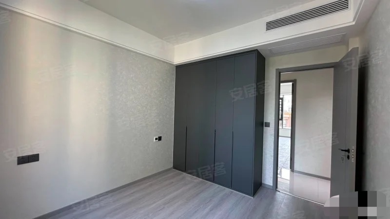 城南，新城一号五期，一梯二户洋房，总高8层，全新精装三房二卫，满二，全屋中央空调，单价6千多点，