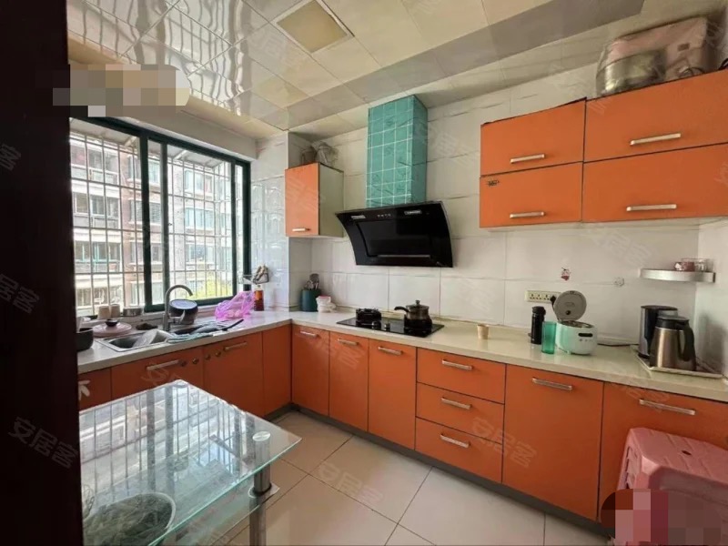 武商附近，步梯3楼，龄新，精装3房2卫，单价3000，成色新，南北通透