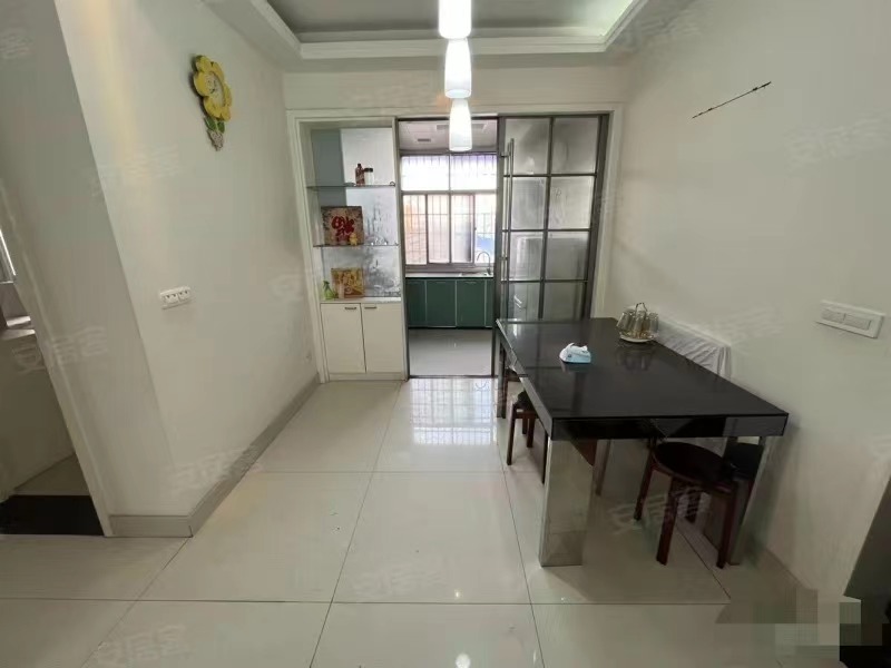 270，仙桃一中附近，福星城东门，步梯三楼楼龄新，有出场好停车，成色新，精装三房