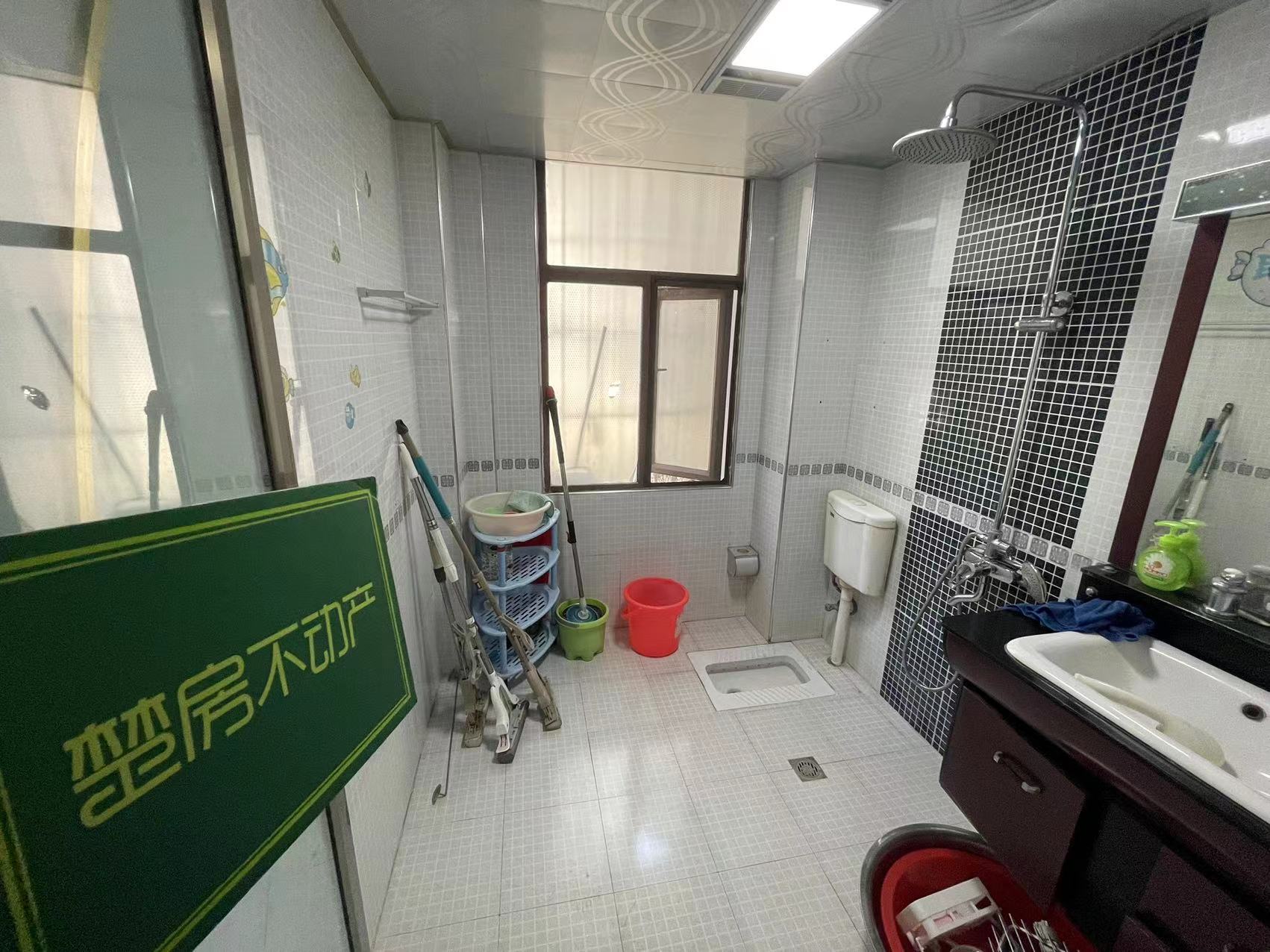 城南，江汉名居，城南步梯二楼，好地段，拎包入住，看房方便