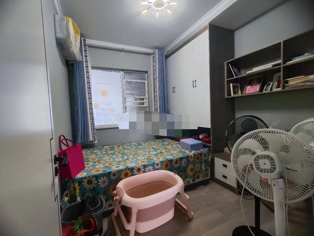 亏本出，吾悦旁次新小区，蓝天新城，精装大三房，单价6800，送车位，三开间朝南，人车分流。好楼层朝阳xiao学，元泰三