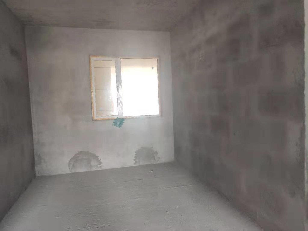 南城蓝天新城中间户型毛坯三室两厅两卫朝南小区环境好房屋质量过关