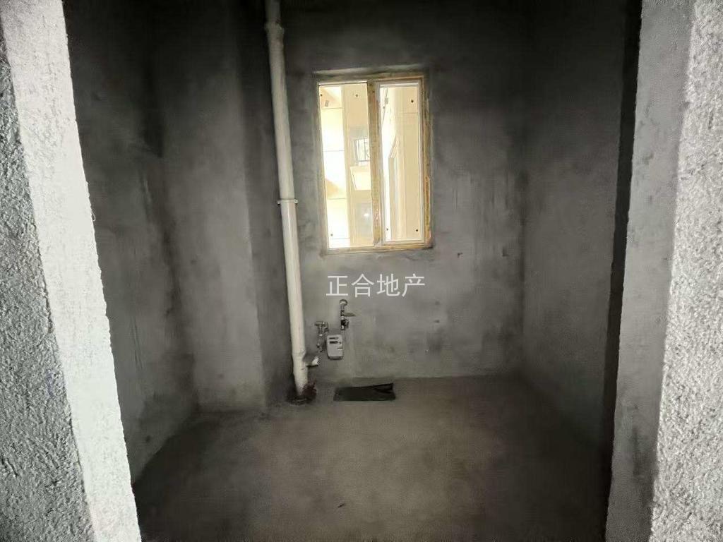 急售，城南朝阳丽景，毛坯大三房，中间楼层，采光视野好户型方正南北通透