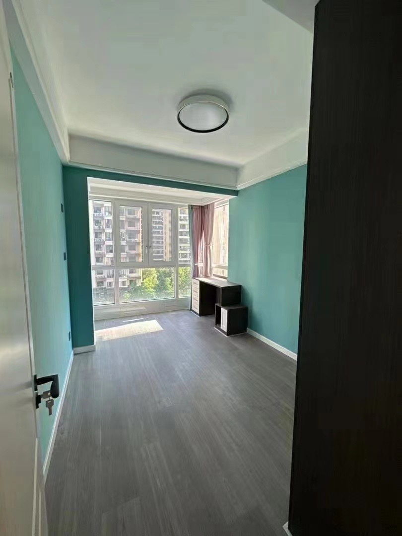 110，急售，荣怀，电梯小高层边户，精装三房，业主一天未住，价格可谈，证满二