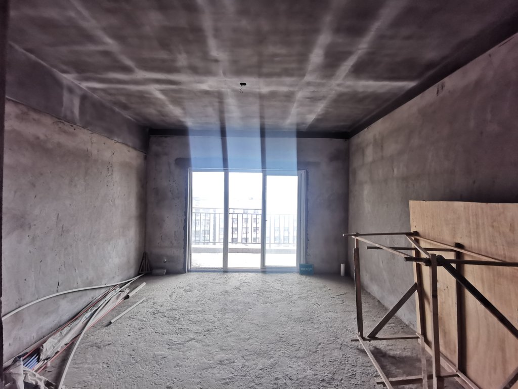 香岸华府.毛坯大三房好楼层.南北通透前后无遮挡.看房方便诚意出售