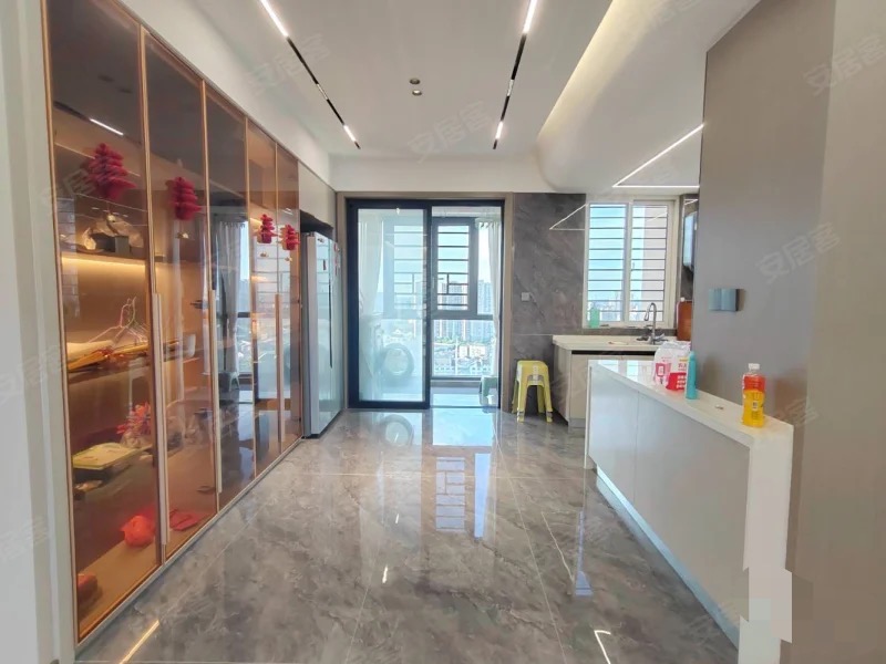 城南，南国明珠，主卧带衣帽间，精装四房，南北双阳台，证满二