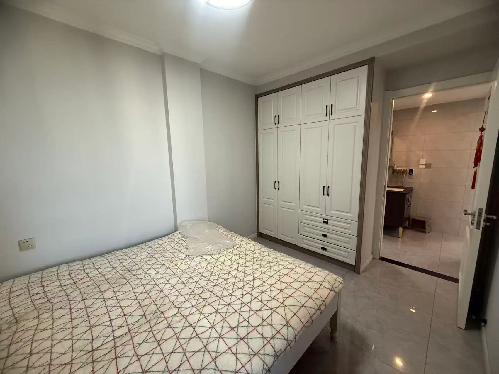 城南武商附近，福星城精装两房，成色非常新带衣帽间，家电齐全，拎包入住，适合一家三口