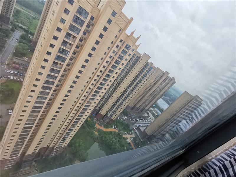 满庭春全屋订制精装修，湖景大四房只卖毛坯价，户型方正采光 