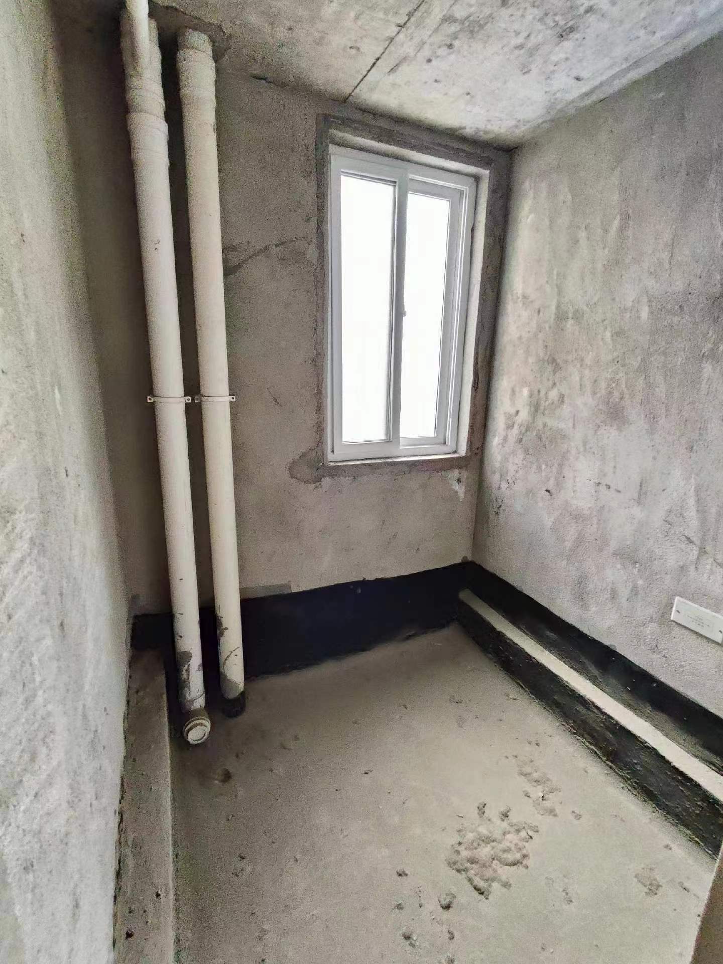 圣淘沙.毛坯大三房.小区出行方便.证件满二.看房方便