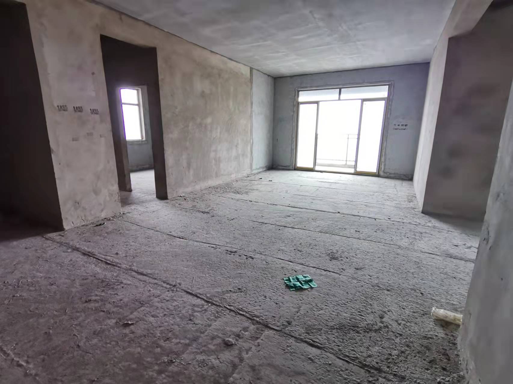 元泰未来城 毛坯大平层 湖景房 超大阳台 看房方便