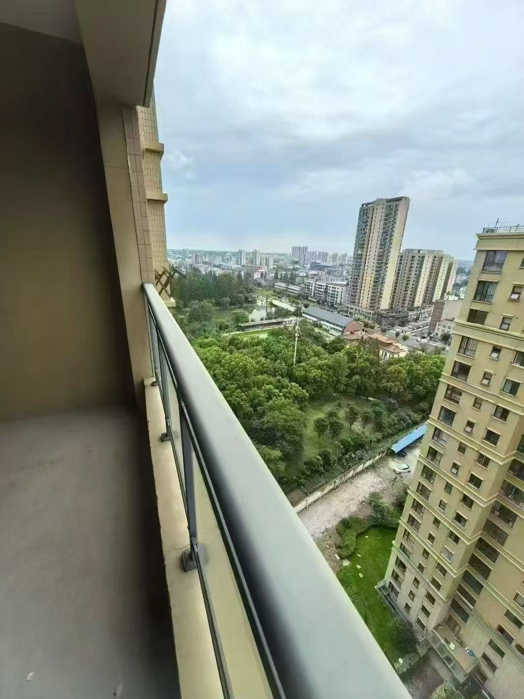 城东，公园世家，单价3400，电梯中层  ，证满二，两房