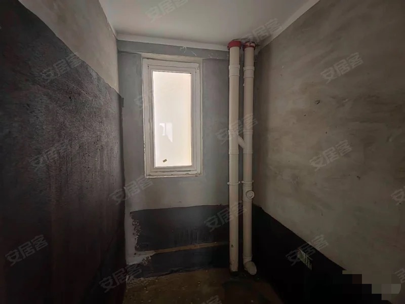 捡漏，新二中对面，森林国际，电梯好楼层12楼，3房2厅2卫，送车位