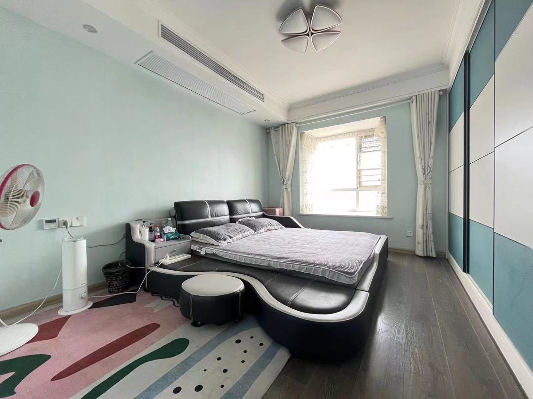 城东四中旁，东城国际精装三房，毛坯价出售