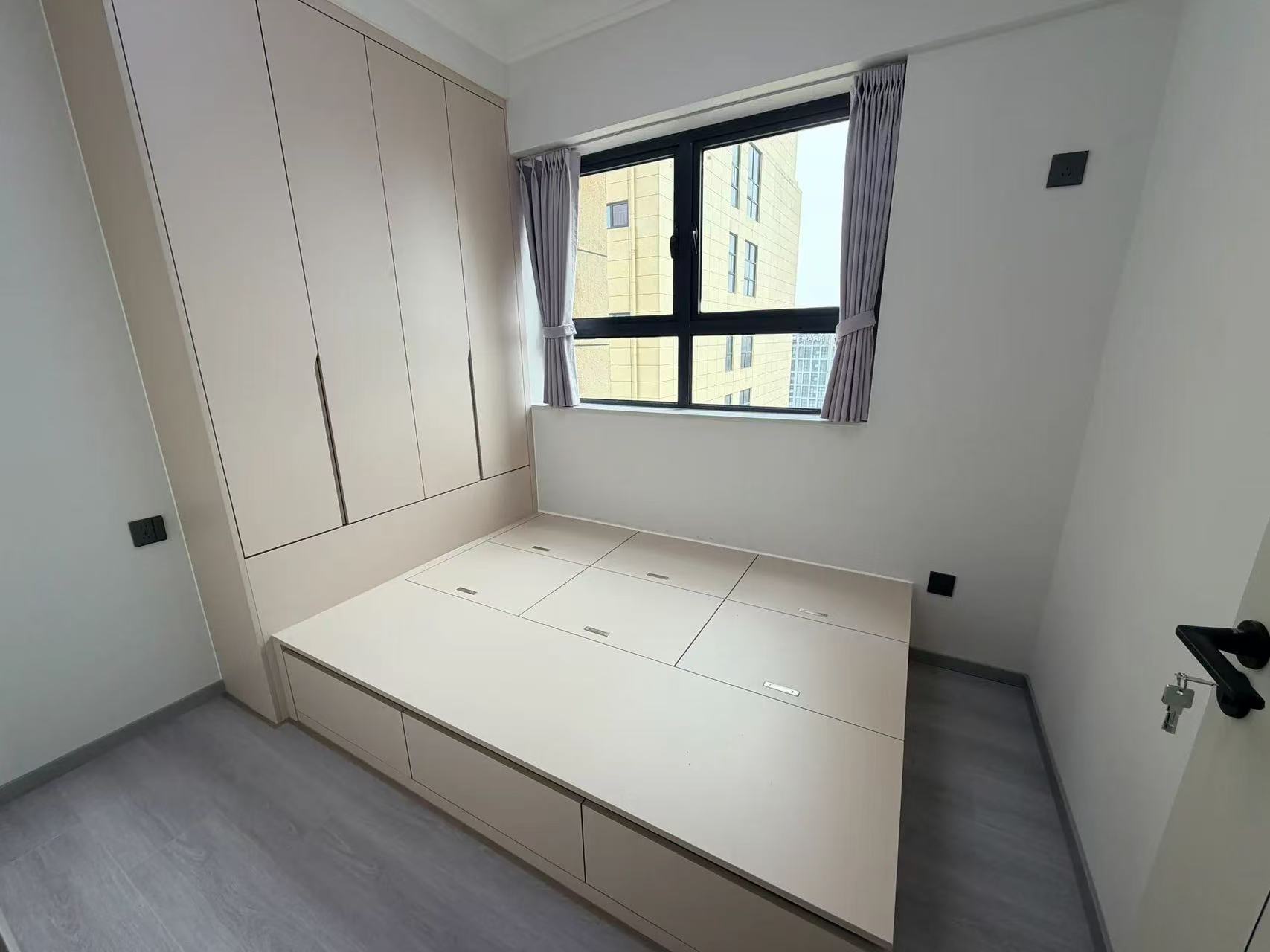 ​城‮吾，南‬悦‮场广‬旁，元泰c区，​精‮四装‬房，单价5300+，业主‮心诚‬出售，证‬满二