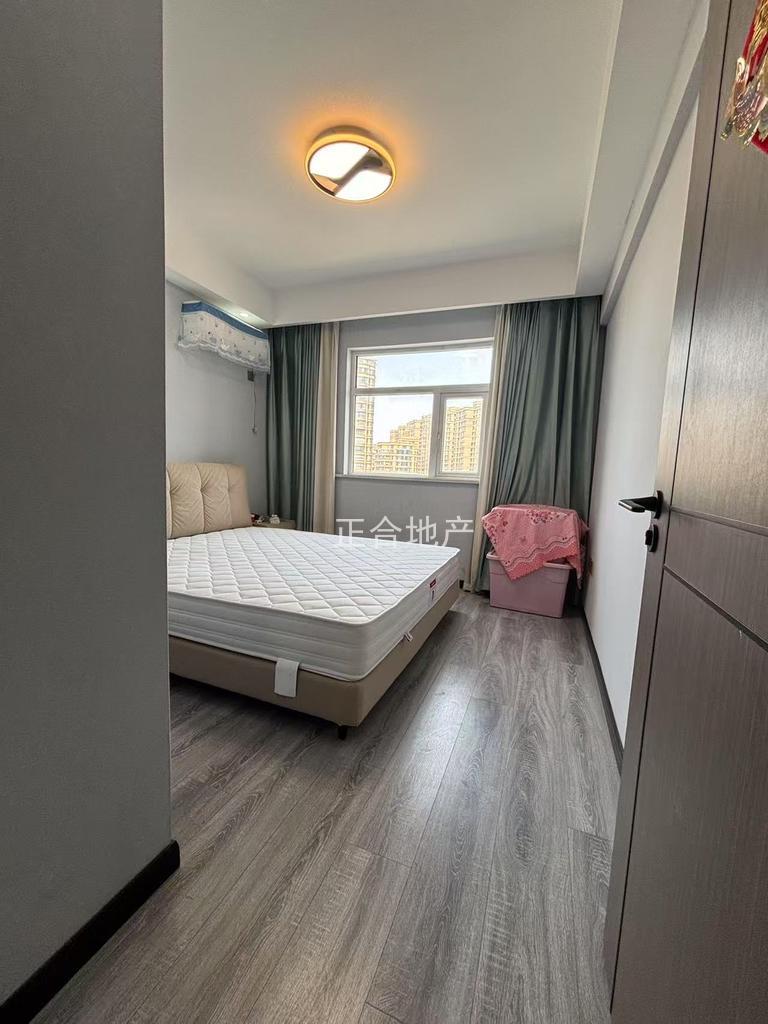 降价了，沔街头上，润泽天下，9.9成新，精装3房2卫，拎包即住。满二，好楼层