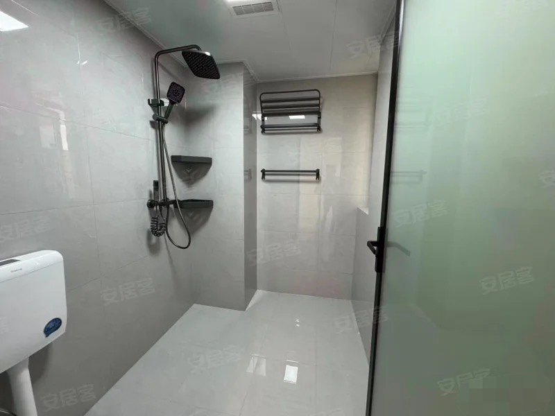 城南，​吾悦旁，沔阳天泽园，精装三房二卫，电梯五楼。证满二，全新装修，三开间朝南，家电齐全