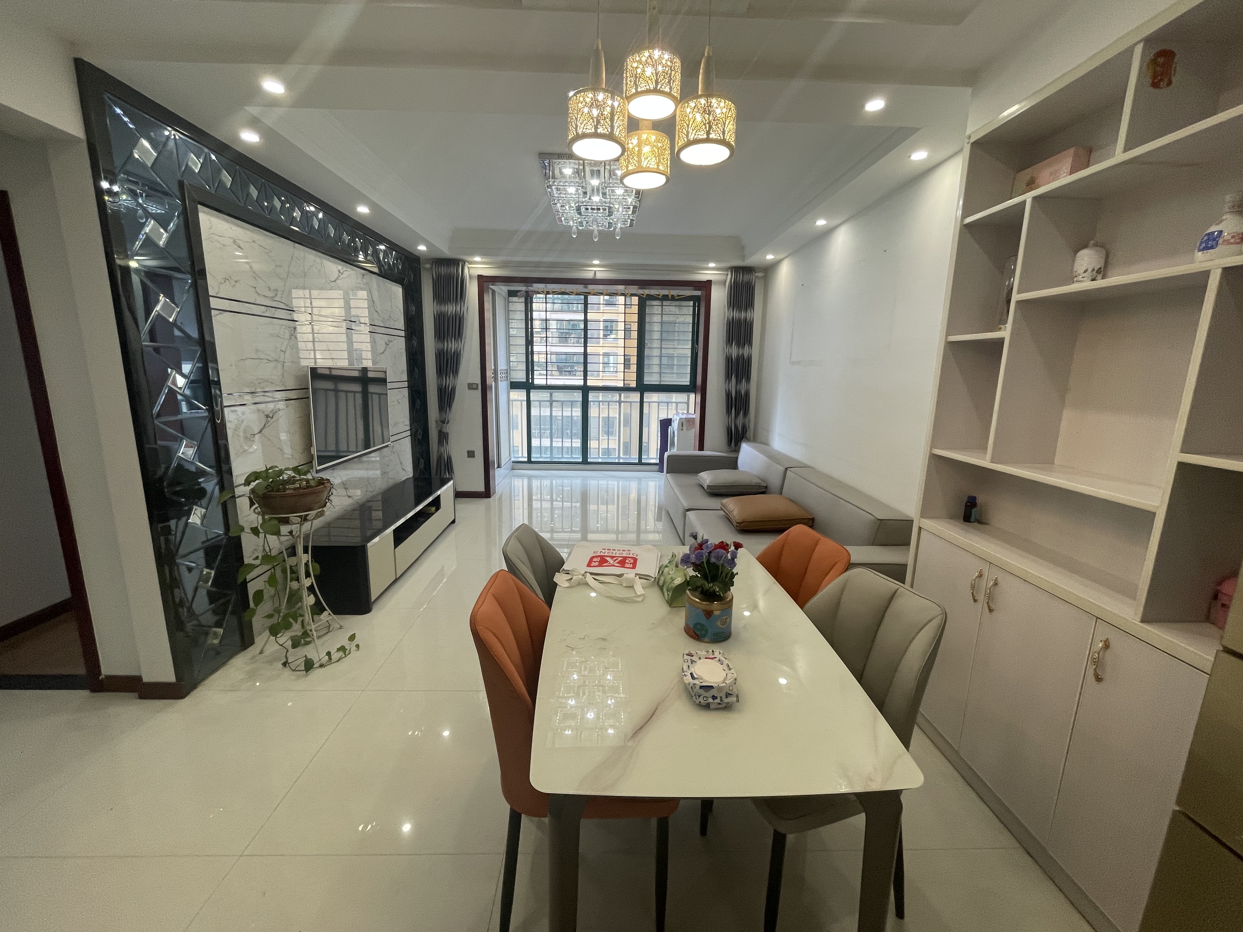 新城一号四期   装修小三房  带小平台  后院带大露台  可拥有小菜园