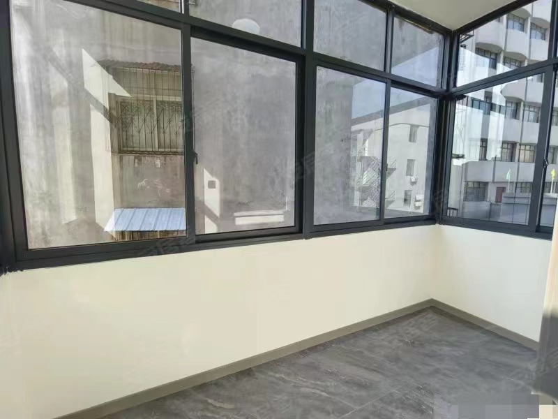 183，仙桃商城旁，交通路步梯好楼层，全新装修3房，边户，菜场周边配套全，有证