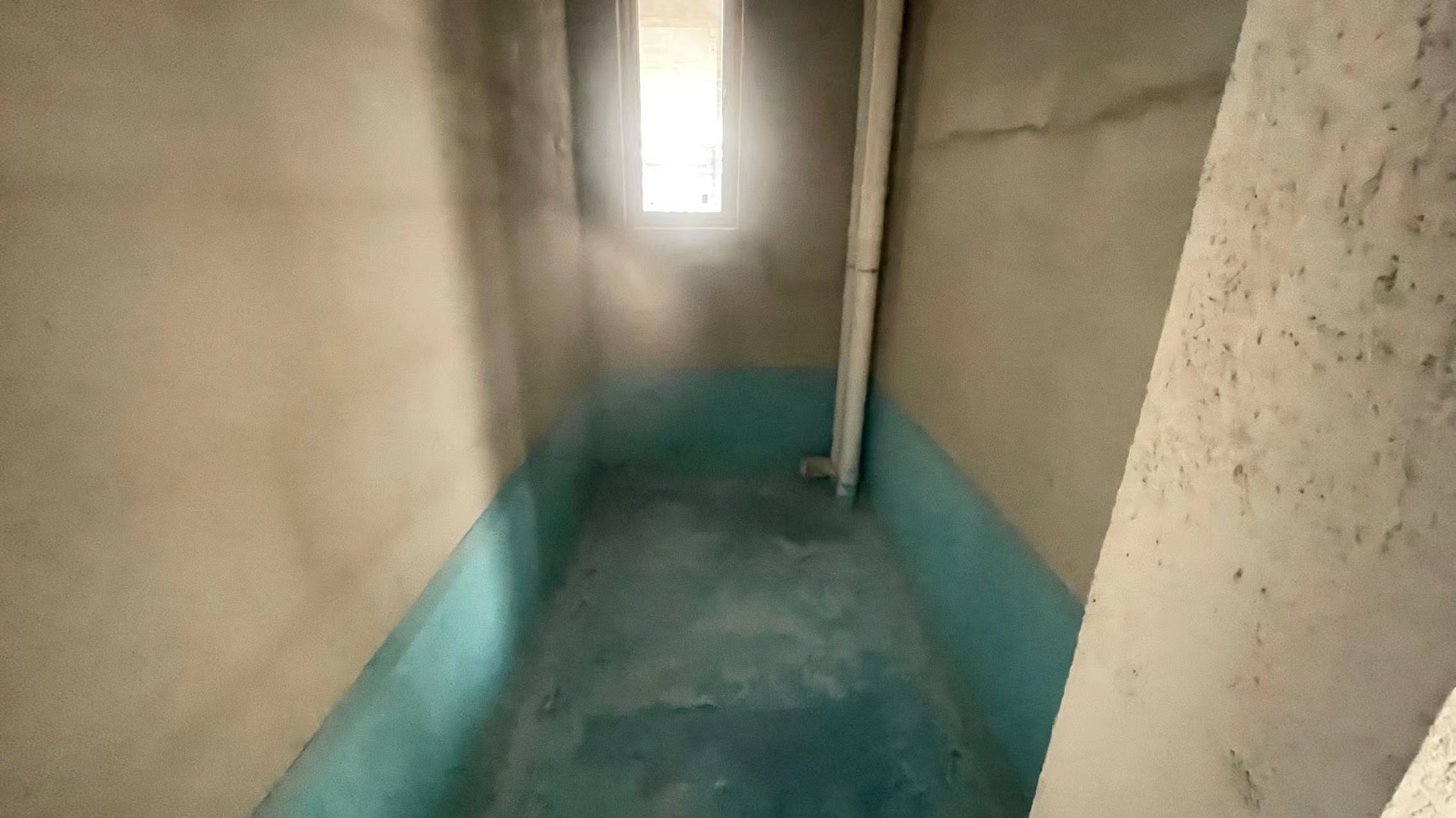 蓝天新城.毛坯小三房中间楼层.小区环境好.看房方便