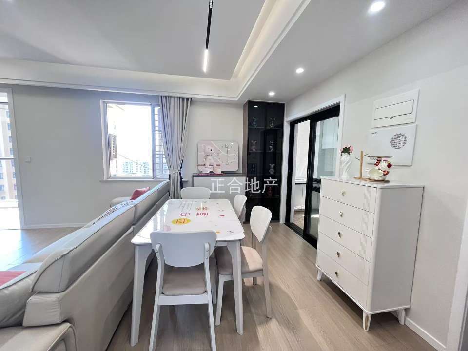 降价了，城南，森林国际，电梯好楼层，精装三房二卫，下楼就是新二中二小，老证，一天未住