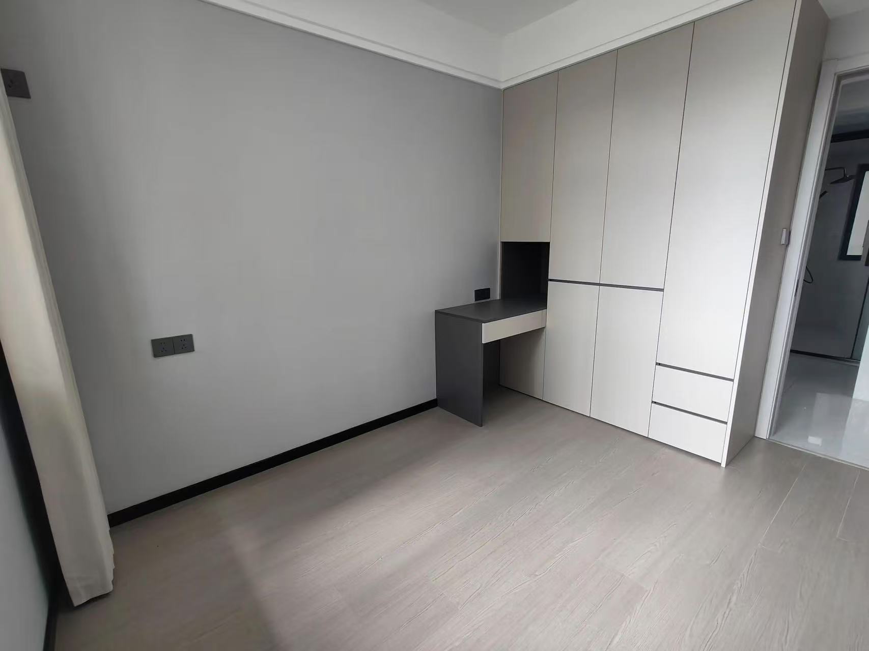 城南，新城1号五期，精装三房两卫，全新装修，好楼层，拎包入住