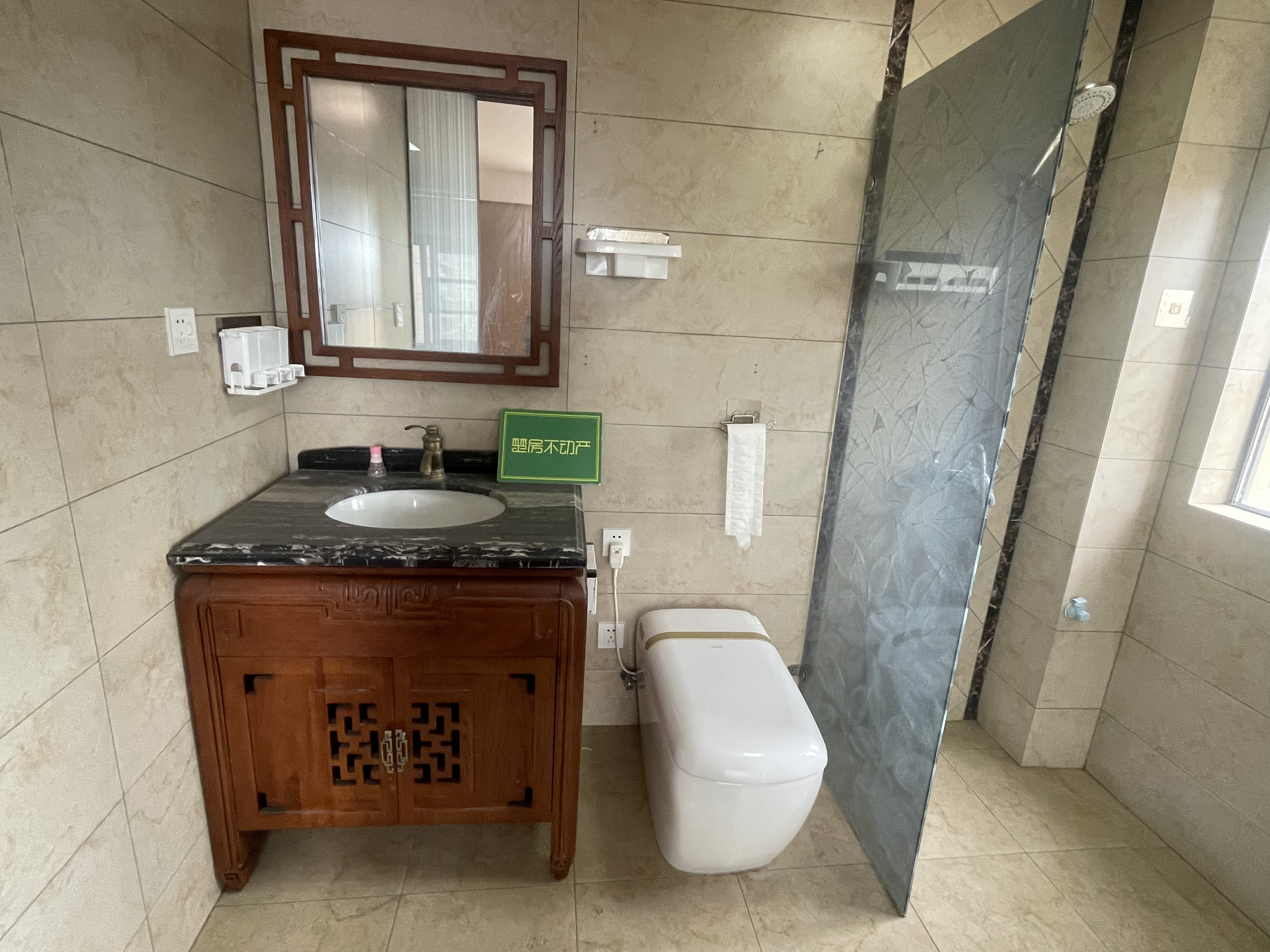 颐和公馆.菜场.大三房.实木装，中央空调.南北通透.满二