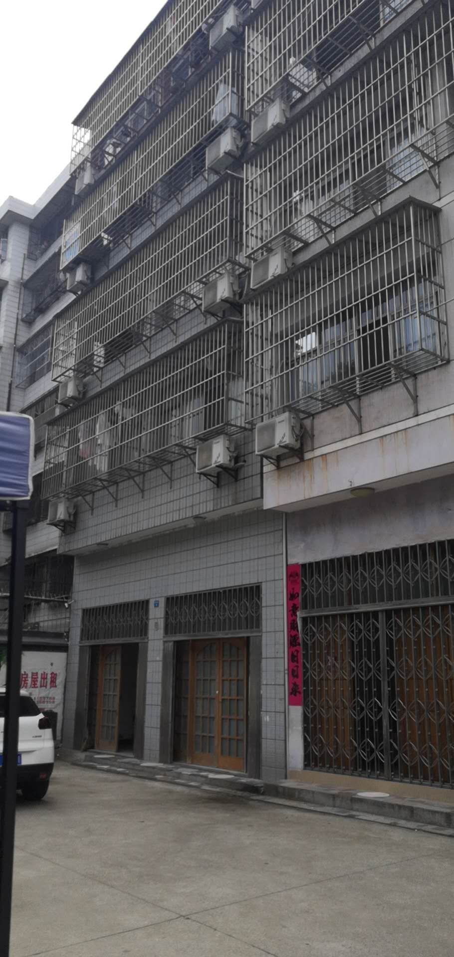 烟草路一巷私房出售面积386平有出场有车位18间房可用于出租