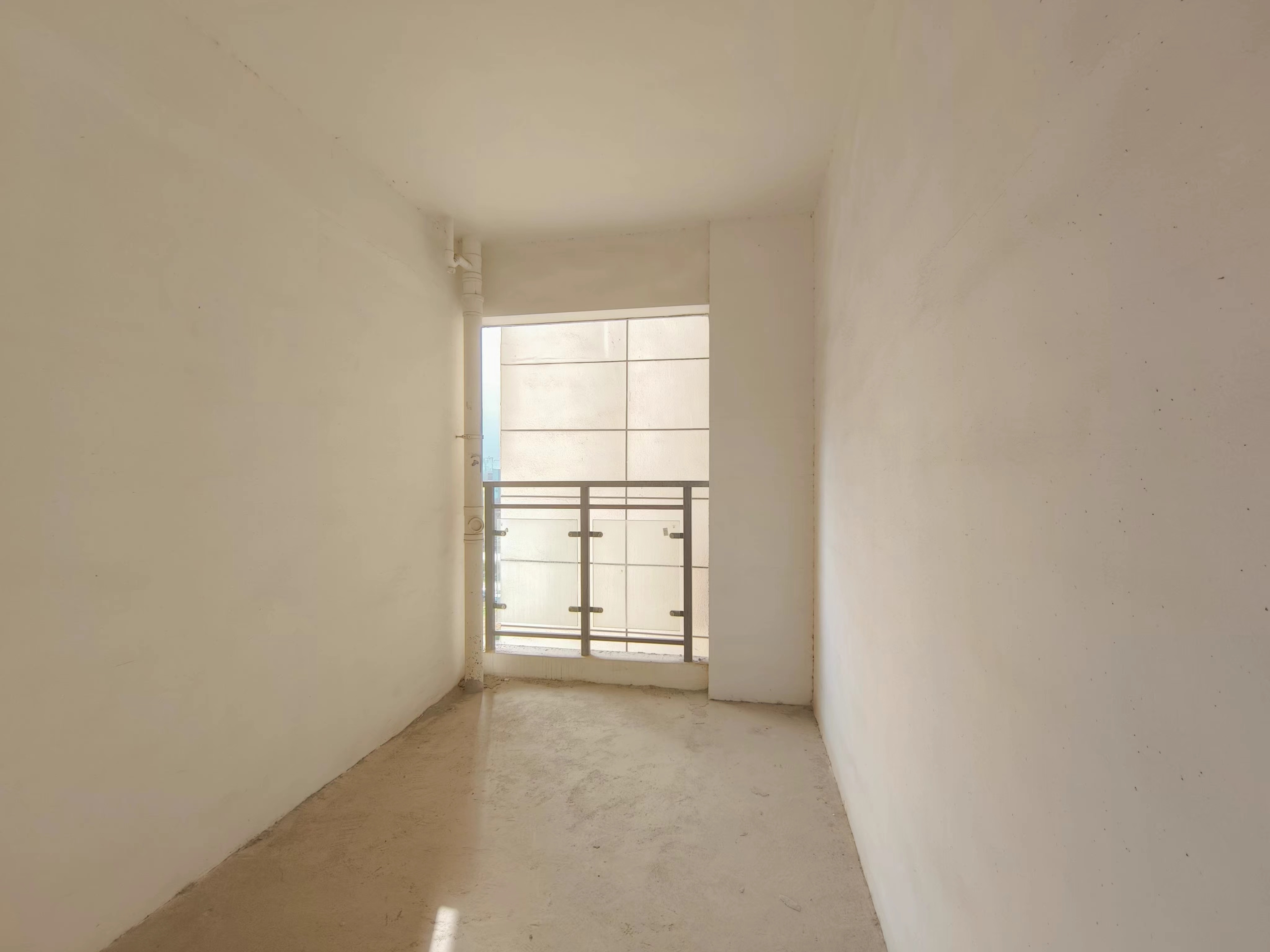 银湖城.毛坯三房.证件满二.看房方便