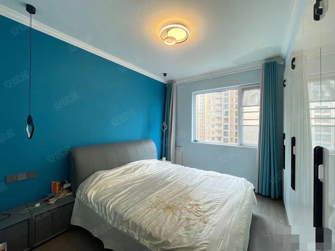 房东诚心出售，锦绣江山三期，东边户，南北双阳台，9成新装修，家电全送，拎包入住