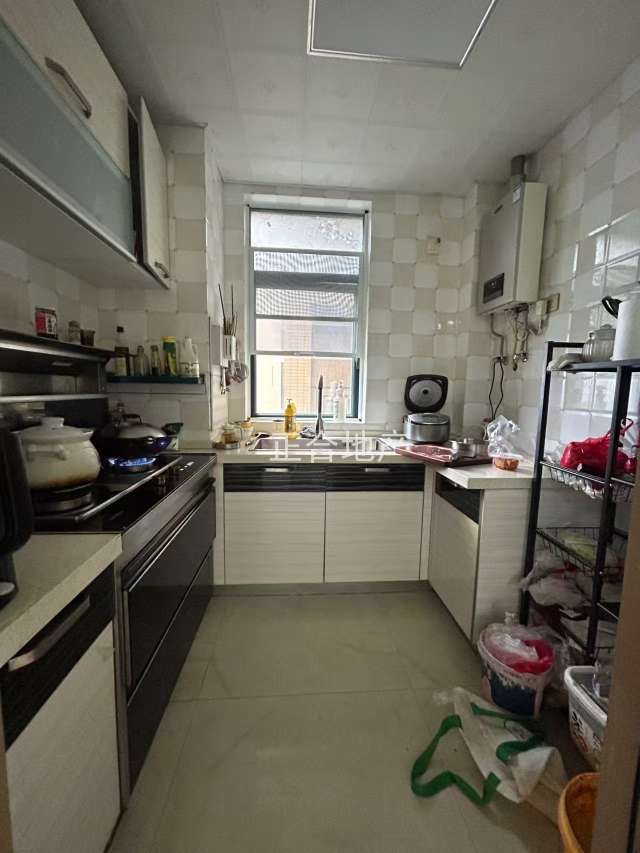 急售，新城壹号四期，湖景房，精装三房，一口价49.5万，拎包入住，证满二