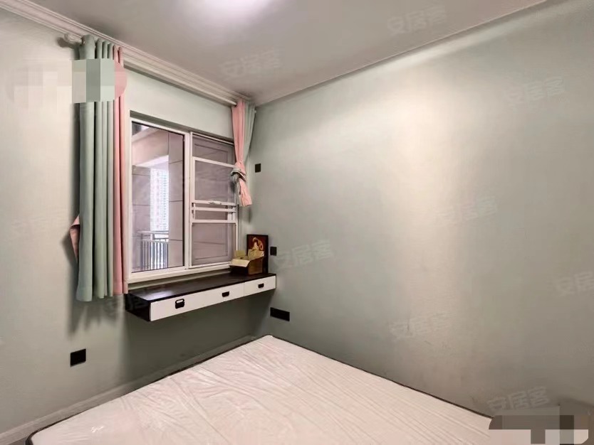 72，业主诚心出售，全新装修三房，上新二中，二小，叫育无优