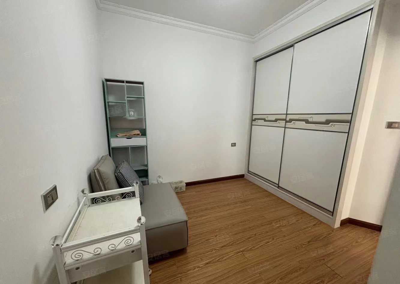 27，业主亏本急卖，采光好，精装三房，证满二