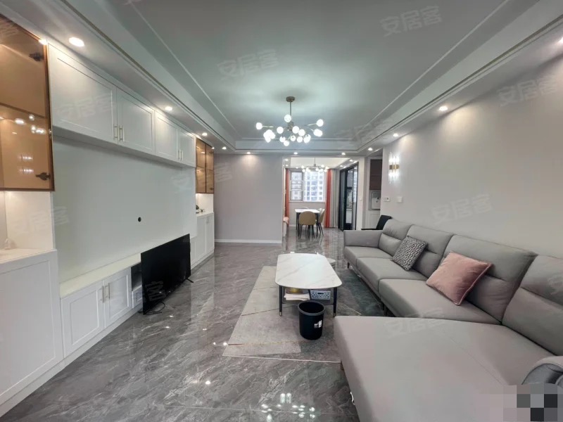 满庭春六期，边户好楼层，精装四房，保养成色9.9新，南北通透，全屋中央空调，拎包入住，证满二