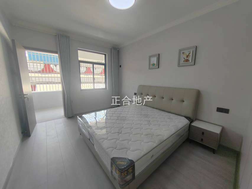 急售，大洪小区，步梯三楼，好停车，老证，精装三房，拐角大阳台，包满二过户