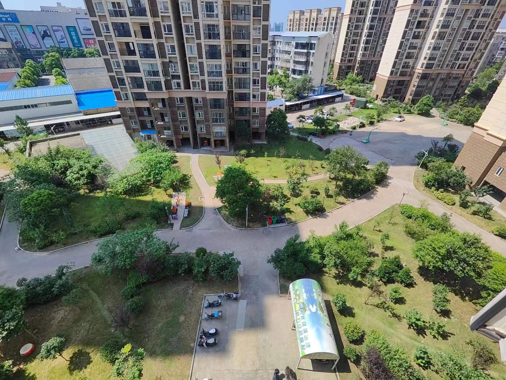 沃尔玛对面的南国明珠电梯精装大两房出租，家电齐全的很，房子保养的非常好，直接拎包入住