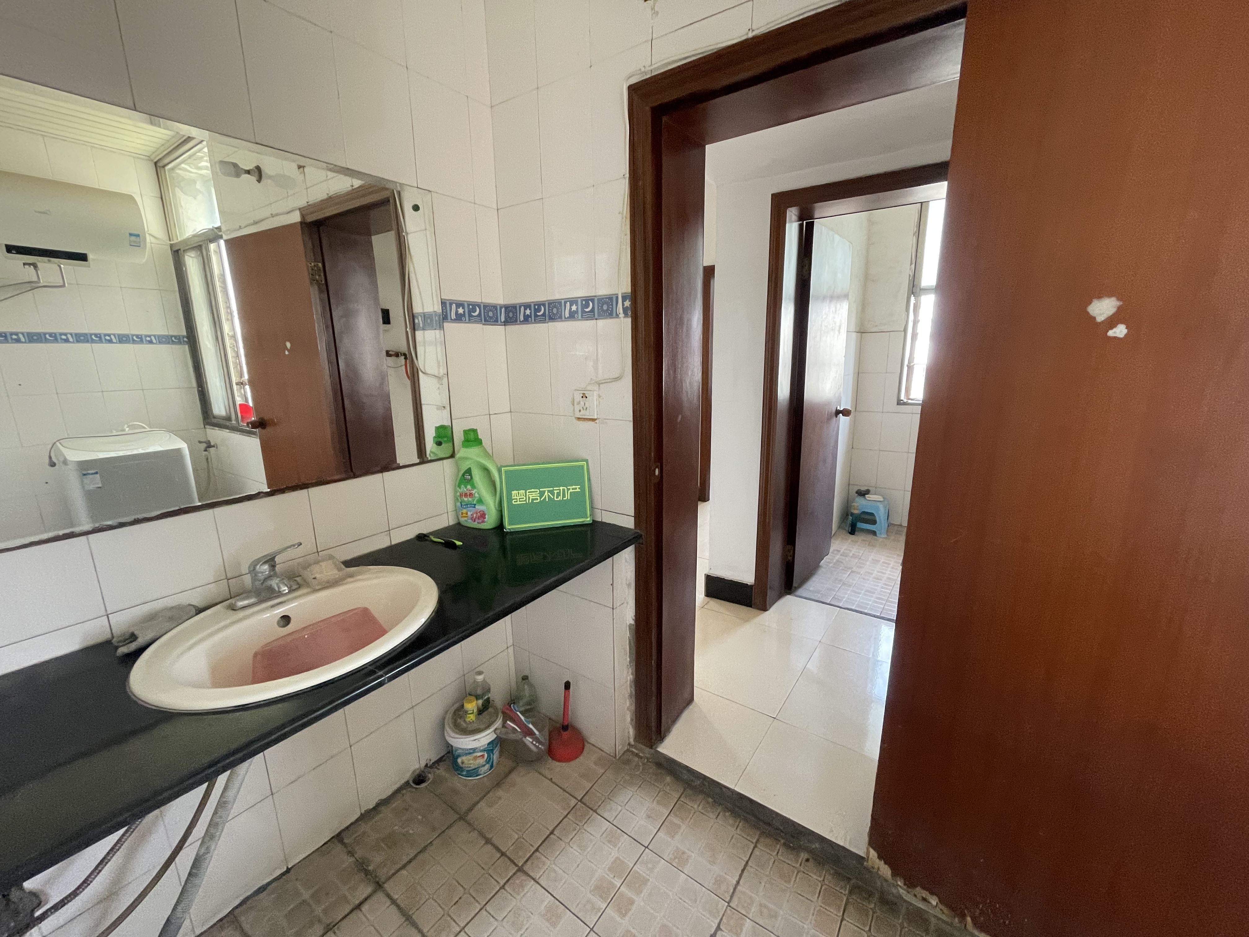 时代广场对面.车站旁.财政局宿舍.有大院子停车.税费低.看房方便