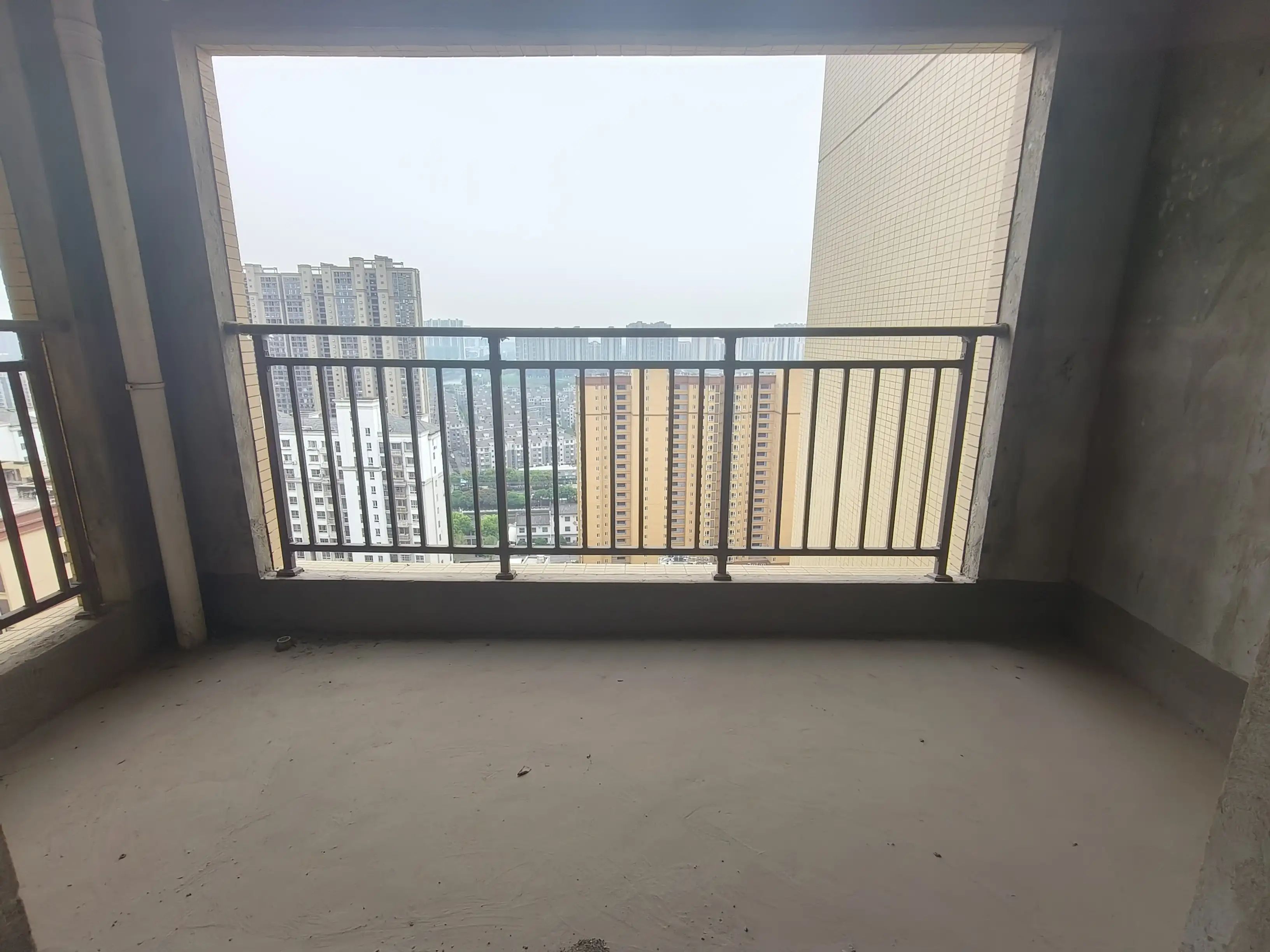 城南，银孚领秀城，人车分流小区，东边户，毛坯4房2卫，南北双阳台，送车位