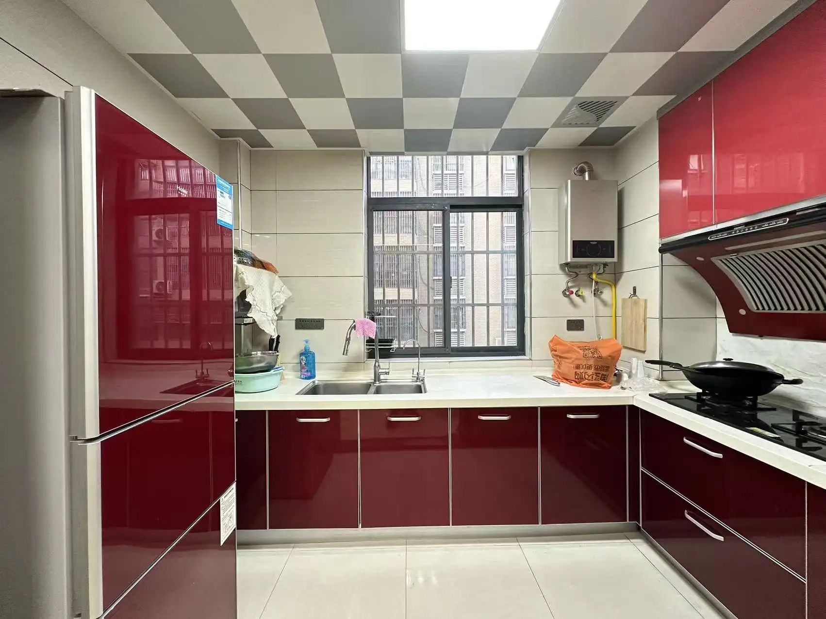 捡漏，江滩公园附近，步梯3楼，成色新，精装三房，南北双阳台，证满二