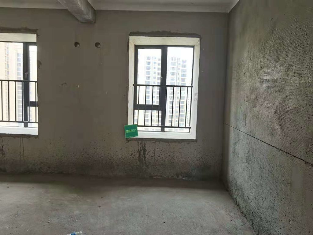 环球广场边户新华书店对面有地下停车场看房方便大三房房