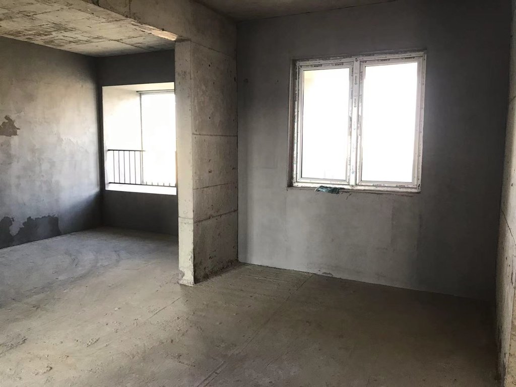 城南，南国明珠，毛坯三房，南北通透，诚心出售