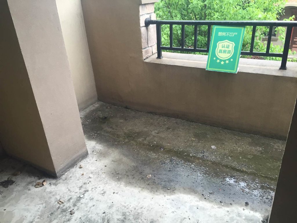 绿地华庭联排别墅，环境好的吓人，每天鲜氧环绕景色宜人