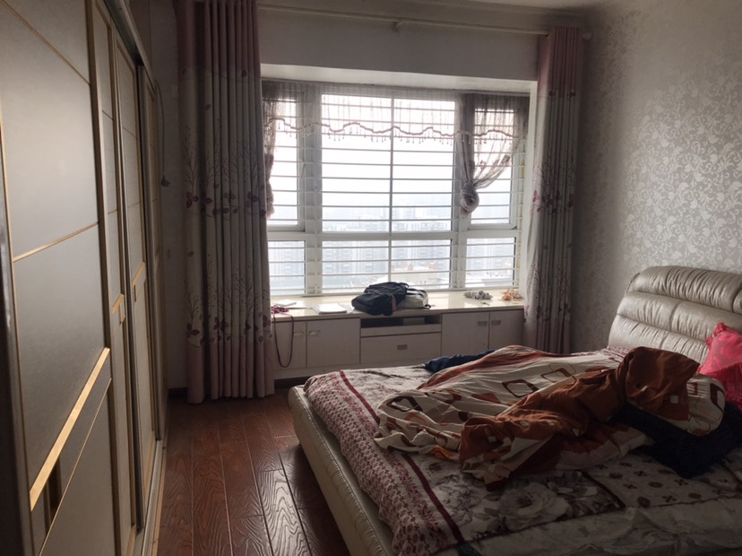 福星城精装三室两厅两卫，120平，证满2