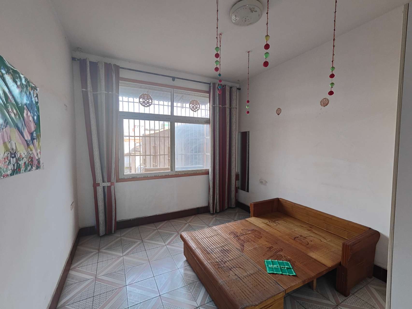 商城后面红旗电影院附近，步梯好楼层三个房间，便宜的吓人