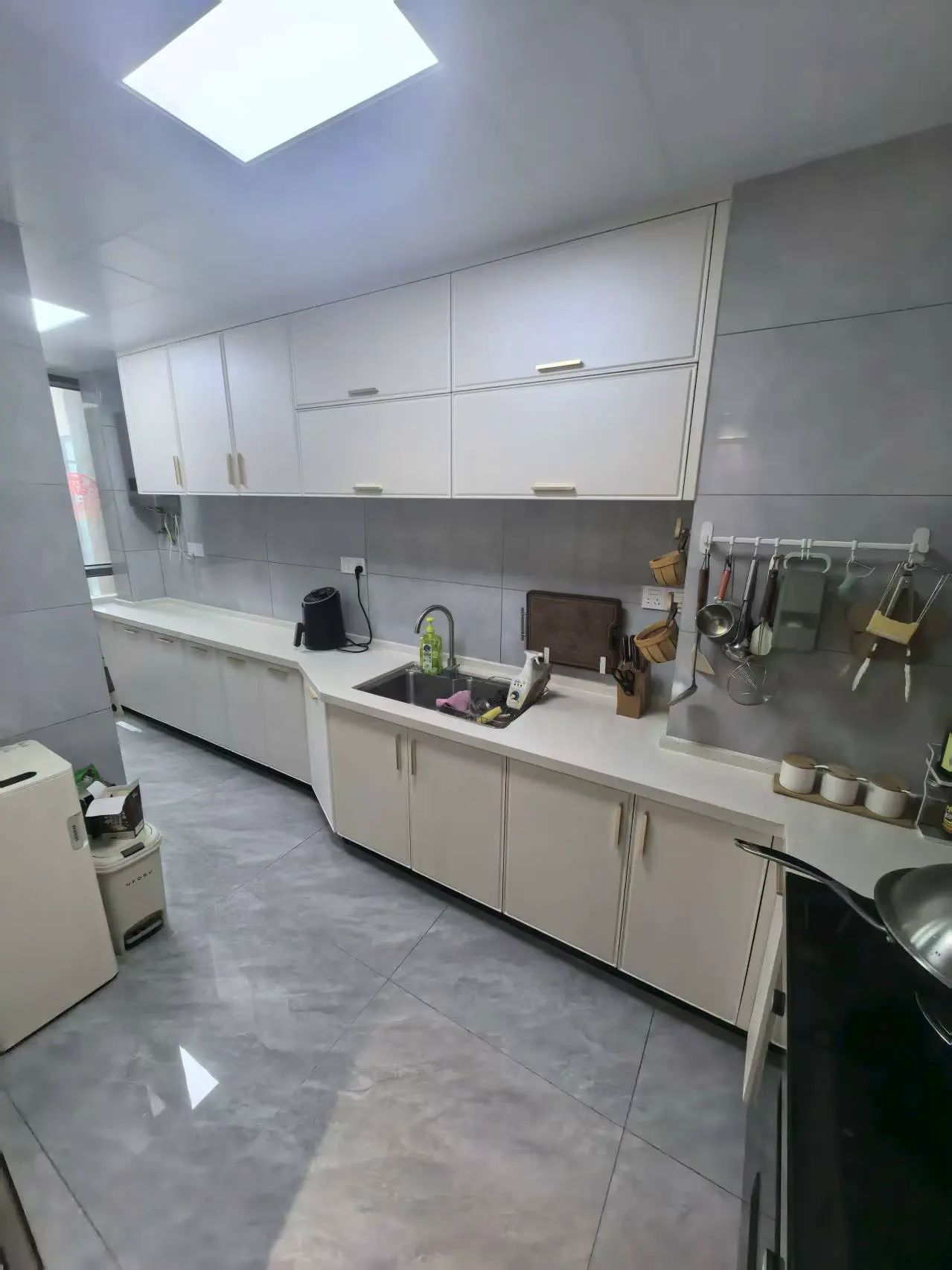 降价了，城南，南国明珠，9.9成新，精装三房两卫，家具家电全送，证满二