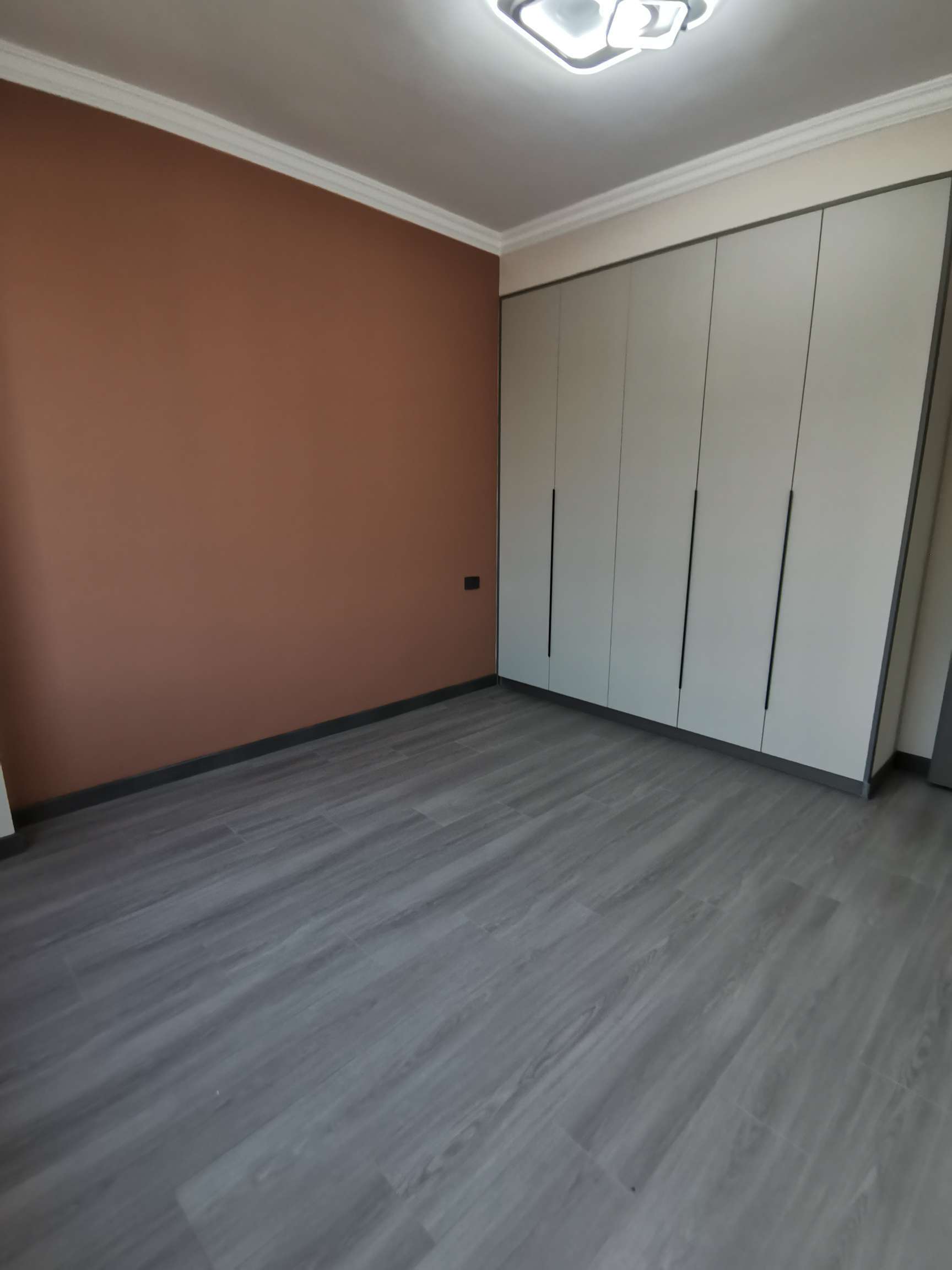 城西大社区九成新小三房满庭春