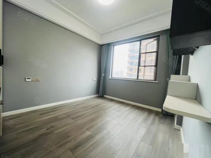 急售，​荣‮及怀‬第‬世家，精装三房，单价6500元，证满二，几乎全新，好楼层