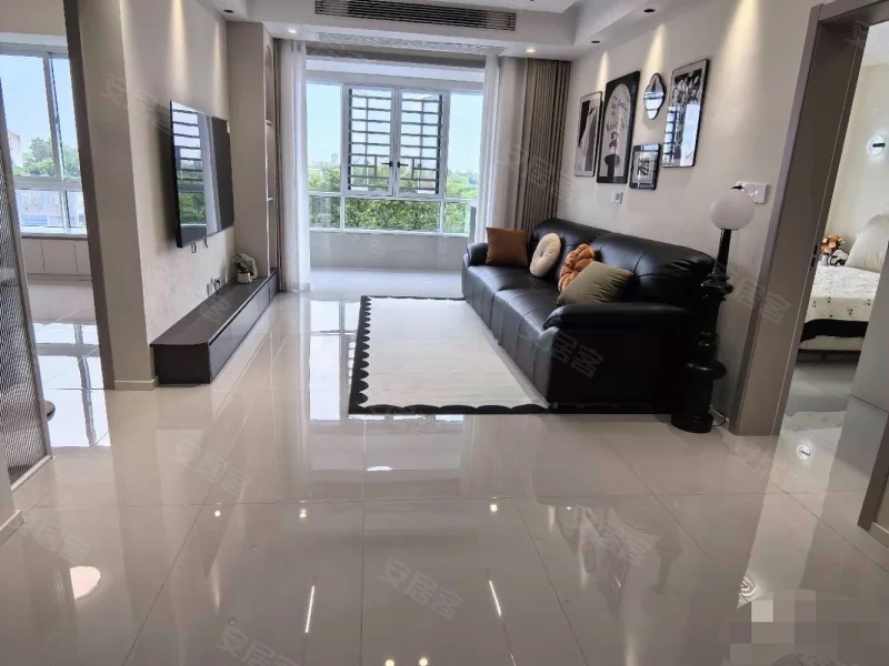 一中对面，全新精装三房二卫，老证，南北通透，亏本出售