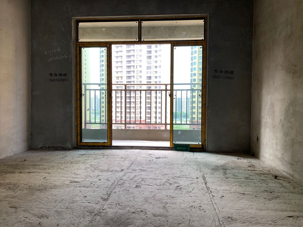 领秀城，毛坯大三房，好楼层，看房方便！