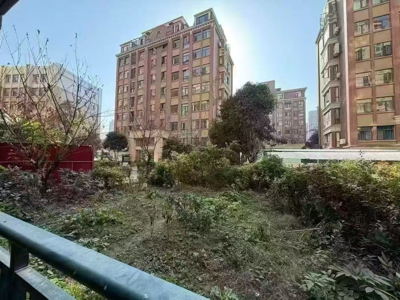 城南，新街，​洋房，一‮带楼‬院子​，南北‬通透，单价3300​，诚心出售